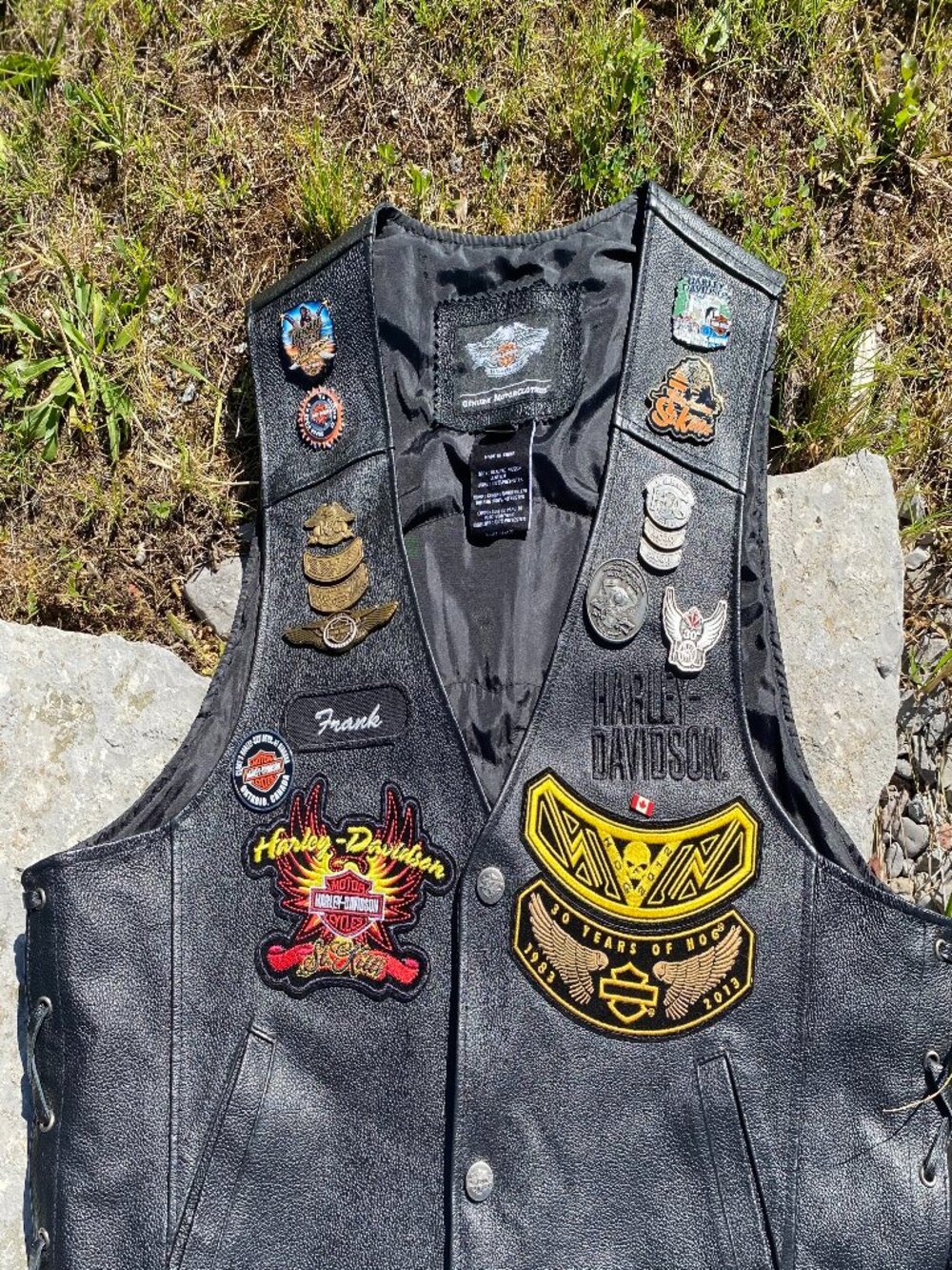 Mint Condition Harley Davidson Leather Vest Size Large - Mutliple Pins/badges